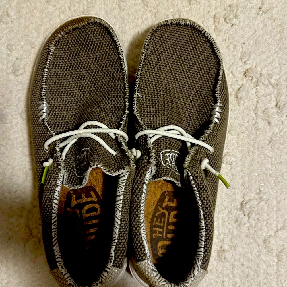 Hey Dude shoes. Womens size 9 men’s 7 EU 40. In great condition!